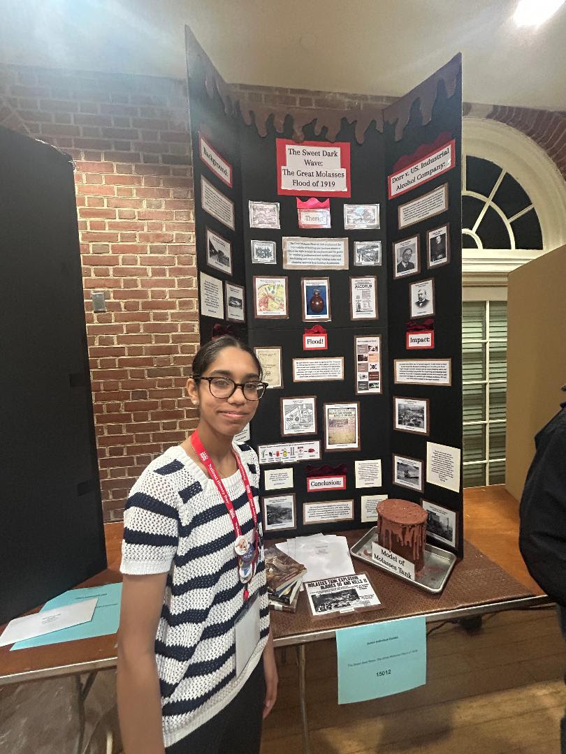 Gunoor in front of project display